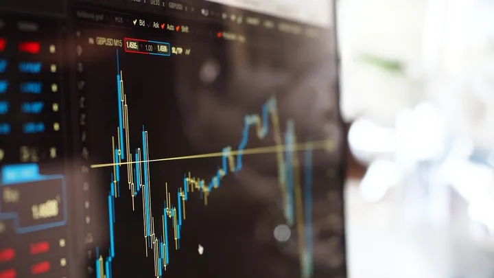 A luglio, la spesa dei consumatori in Francia cresce dello 0,3% mensile