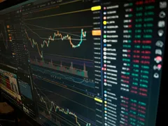 Shanghai Composite: Indice in rialzo, con settori specifici che hanno trainato i guadagni.