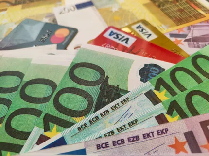 Settore Bancario Italiano: Forte debolezza del settore dovuta a fattori macro e specifici del comparto.