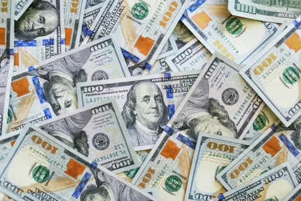 Oro in leggero calo, influenzato da dollaro forte e tassi elevati