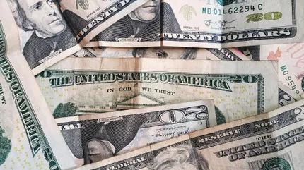 Oro in calo, pesano il dollaro forte e le preoccupazioni sull'energia