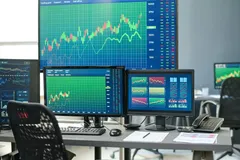 FTSE MIB: L'indice principale è in lieve calo, indicando una performance leggermente negativa.