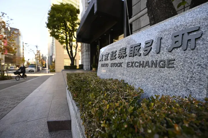 Borsa Tokyo scende del 1% a causa delle dichiarazioni di Powell della Fed, mentre Sidney registra un calo ancora maggiore.