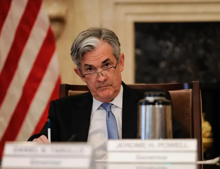 Powell della FED prevede restrizioni e rialzi tassi in arrivo