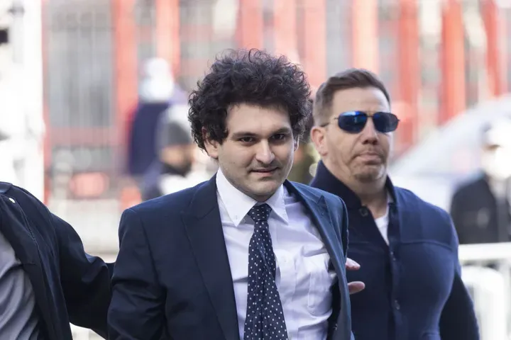 Accusa di corruzione testimoni per ex fondatore FTX: Bankman-Fried incriminato.