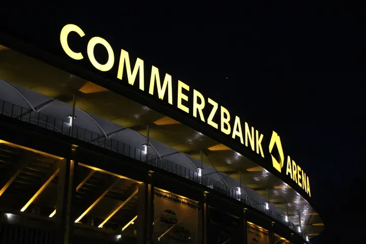 Commerzbank rialza previsioni dopo aumento dell'utile netto