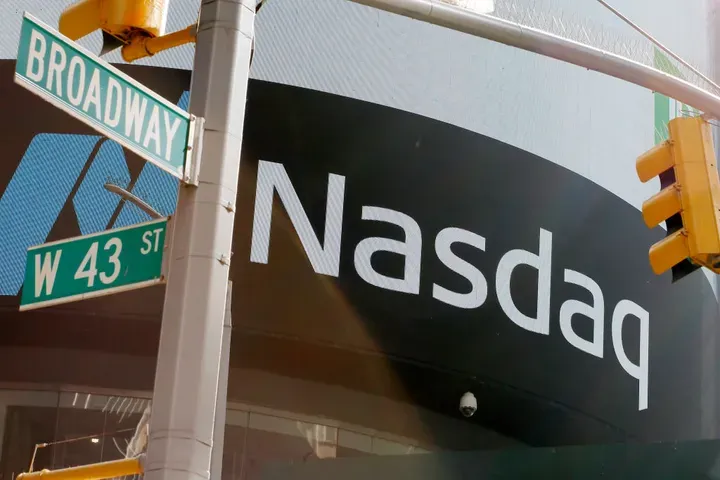 Miglior settimana da luglio per Nasdaq e Dow Jones, Wall Street orfana