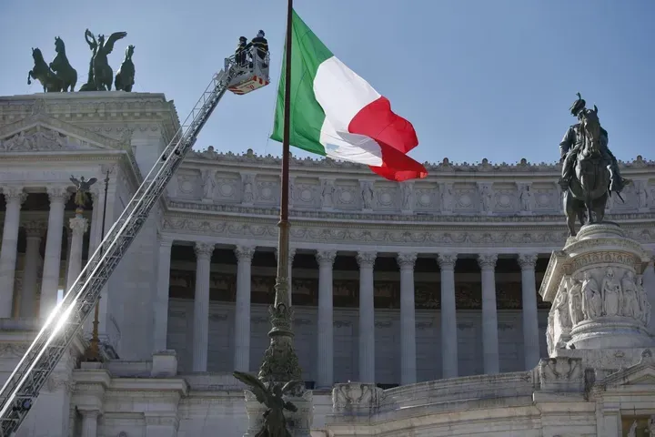 Italia: diminuisce l'uso del contante per i pagamenti, secondo Bankitalia.