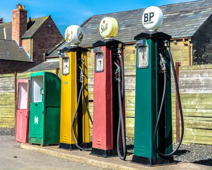 Prezzi benzina in calo: vantaggio per gli automobilisti