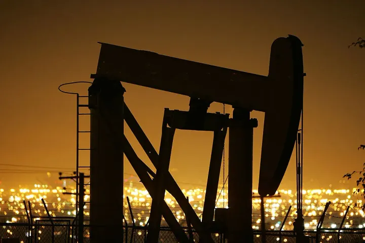 Prezzi del petrolio in aumento: futures Brent a 76,34 dollari al barile