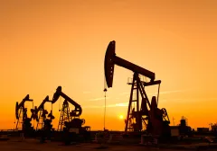 Scorte di petrolio in calo negli Stati Uniti, sorpresa al ribasso