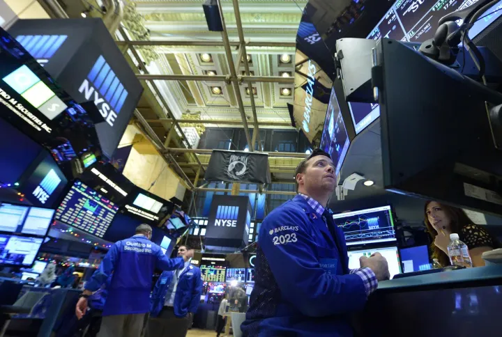 Record storico a Wall Street, Dow Jones sopra quota 37.000 grazie all'effetto dei tassi della Fed.