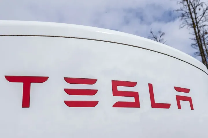 Tesla in Cina riduce prezzi veicoli elettrici più di BYD.