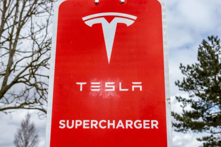 Tesla supera le aspettative con oltre 484mila consegne nel quarto trimestre