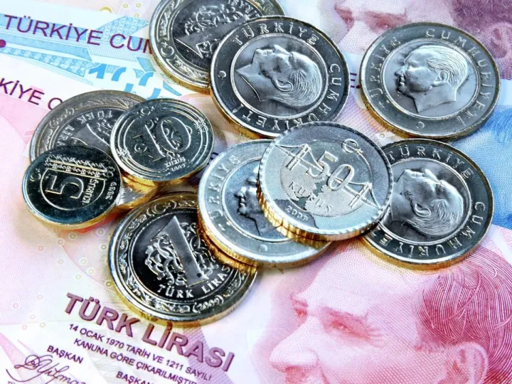 Turchia: Lira turca raggiunge nuovo minimo storico contro dollaro