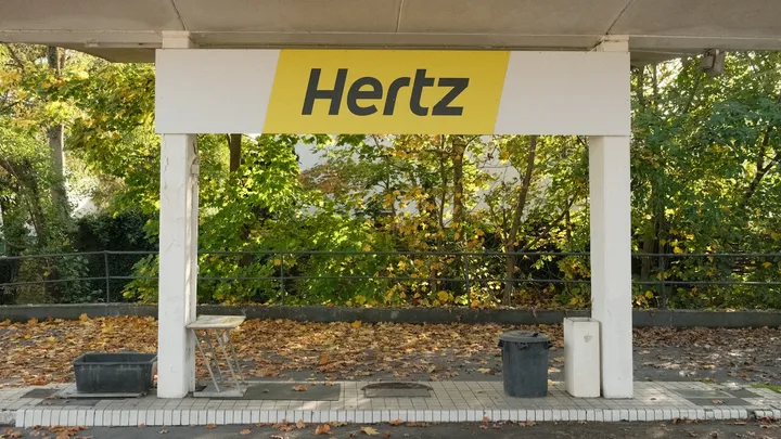 Hertz venderà 20.000 veicoli elettrici per bilanciare domanda e offerta