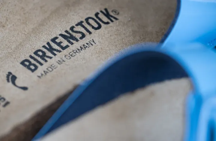 Birkenstock supera attese di fatturato grazie alla domanda