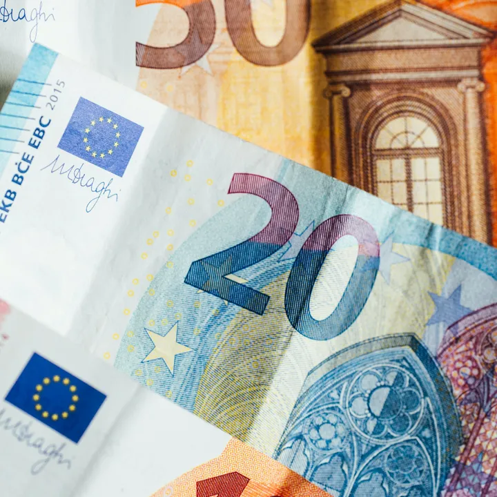 Europa contro riciclaggio: addio ai pagamenti in contanti oltre 10.000 euro