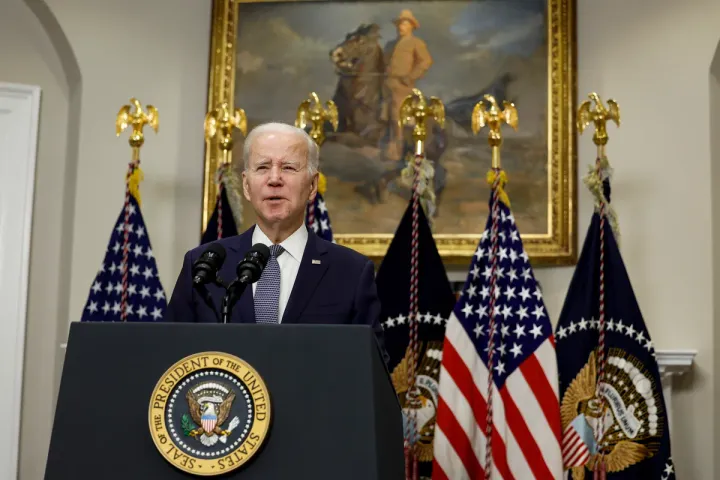 Biden condona 5 miliardi di dollari di debito studentesco USA