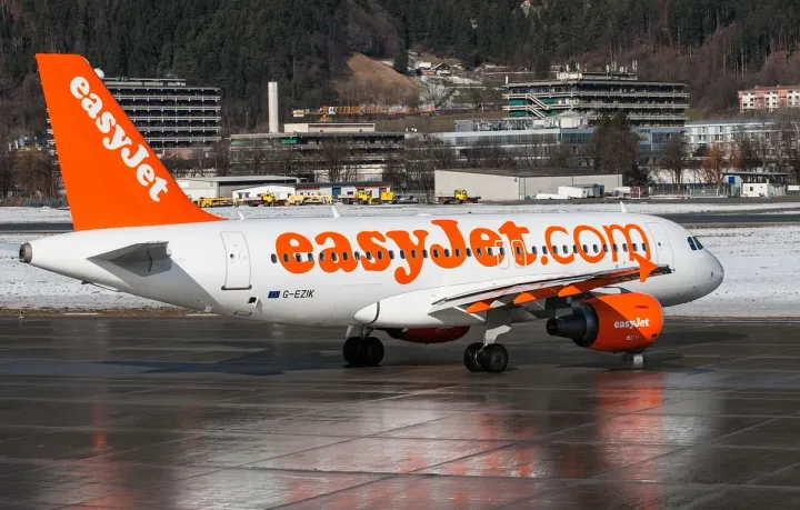 EasyJet: stime riduzione perdite semestrali e boom prenotazioni estive nonostante sfide