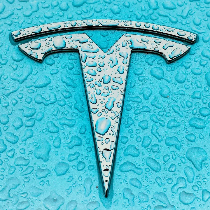 Tesla sbanda: frena la domanda, minaccia cinese e scivolone in Borsa