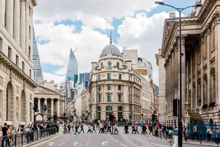 Bank of England: Goldman Sachs prevede taglio tassi più consistente