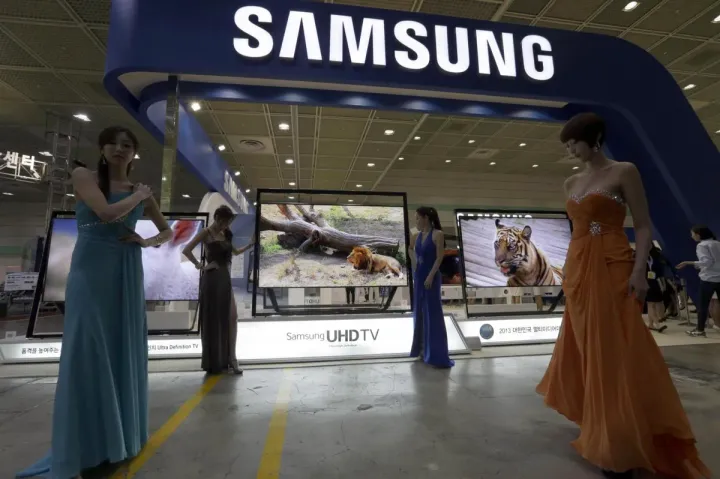 Samsung lancia il nuovo smartwatch con anello integrato.