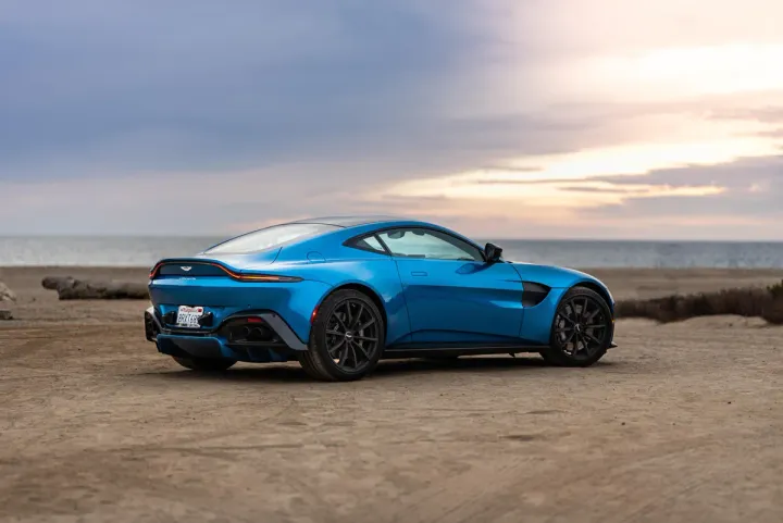 Aston Martin posticipa debutto auto elettrica al 2026
