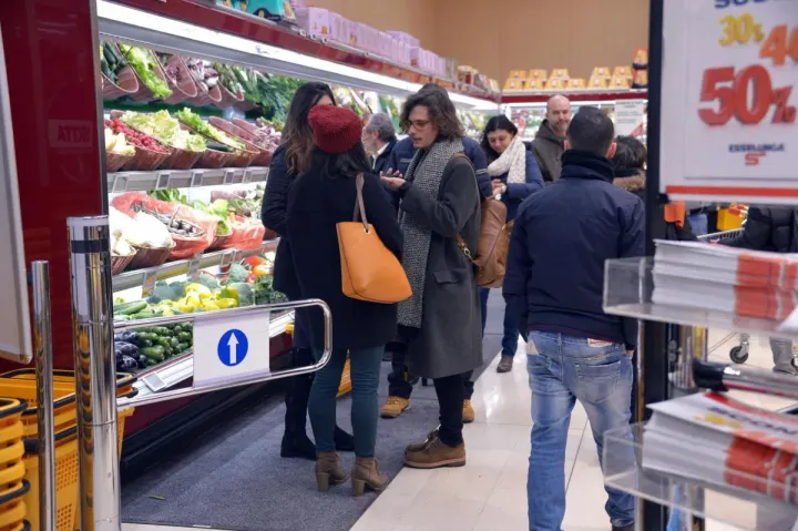 Inflazione in aumento: stangata sui prezzi del cibo, +314 euro per famiglie con tre figli.