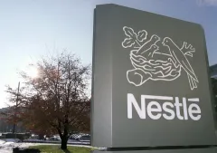 Nestlé sotto accusa per la strategia alimentare: pressione crescente.