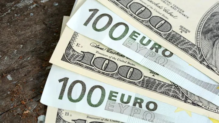 Euro debole, focus sui tassi BCE-Fed