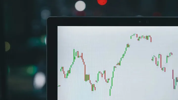 Eurozona: crescita del Pil rivista a 0,8%, inflazione vischiosa e tassi in calo