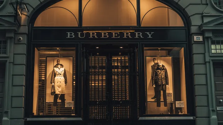 Possibile offerta di Moncler su Burberry: rumors agitano Piazza Affari e Borsa di Londra