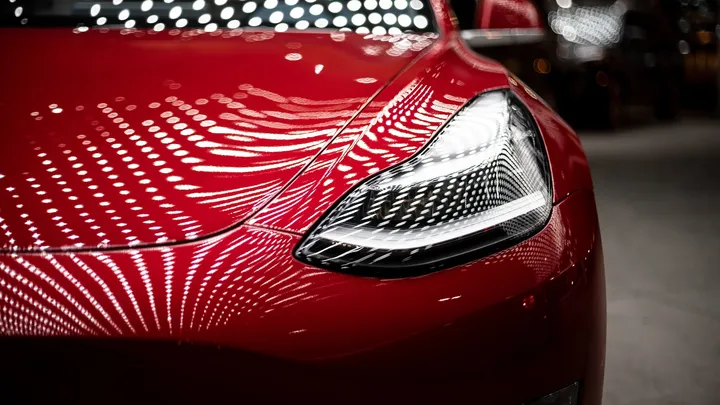Il -14% di Tesla mette in crisi gli indici USA e i tecnologici.