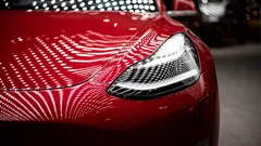 Il -14% di Tesla mette in crisi gli indici USA e i tecnologici.