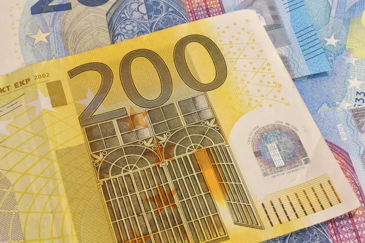 Bonus Giorgetti 2025, 200 euro in più in busta paga per chi rinvia la pensione: come fare domanda INPS