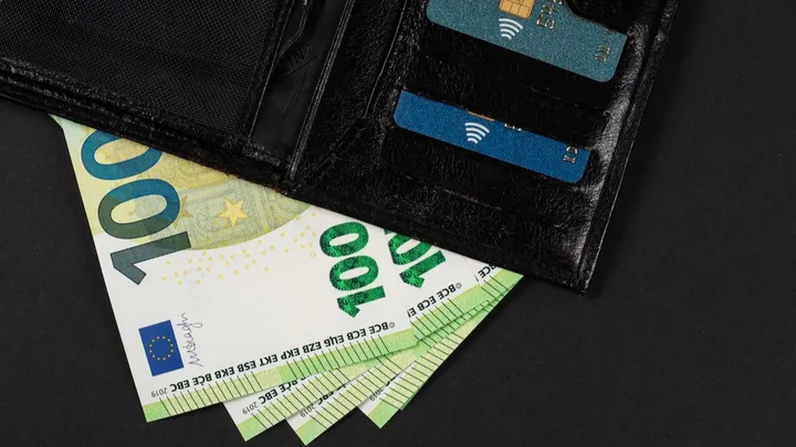 Assegno di Inclusione luglio 2025: niente ricarica ma la Carta ADI funziona? Ecco cosa succede davvero