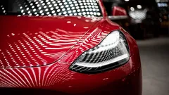 Patrimonio record di Elon Musk grazie al boom delle azioni Tesla, focus sui segnali scattati.