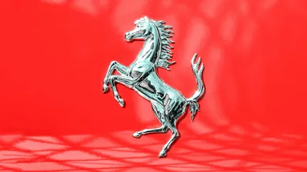 Ferrari annuncia la nuova elettrica, reazione inattesa in borsa (-15%).