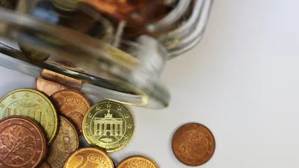 Poste Italiane festeggia i suoi primi 10 anni in Borsa Italiana, due segnali profittevoli sul titolo.