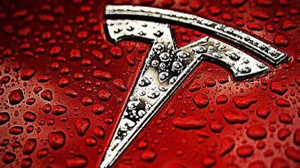 Tesla a un bivio: mille miliardi in gioco per trattenere Elon Musk