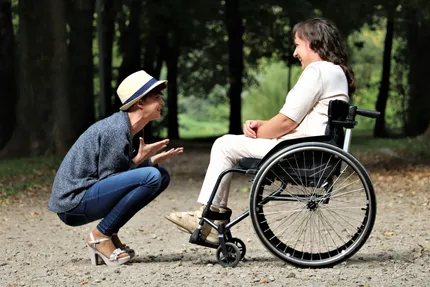 Reddito di cura, fino a 600€ ai caregiver di disabili gravissimi nella Manovra 2026? Ecco la novità