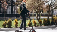 Monopattini elettrici, cambia il calendario: quando serve la targa e quando l’assicurazione