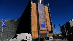Commissione Europea: sospesa per tre anni l'attuazione delle nuove norme per il rischio nei mercati dei capitali delle banche