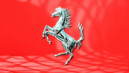 Ferrari accelera del +7% in tre sedute: il buyback continua e il titolo torna sopra le medie mobili