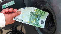 Caro carburanti, ipotesi bonus benzina per i lavoratori ma non solo: il piano del Governo
