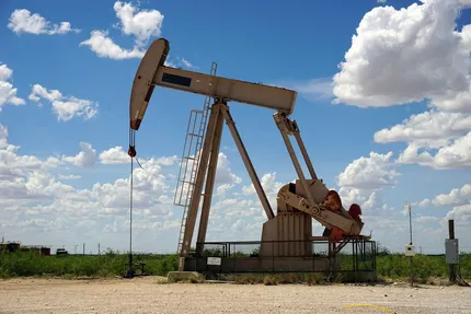 Prezzi del petrolio in aumento: Brent vicino ai 107 dollari dopo attacchi sauditi
