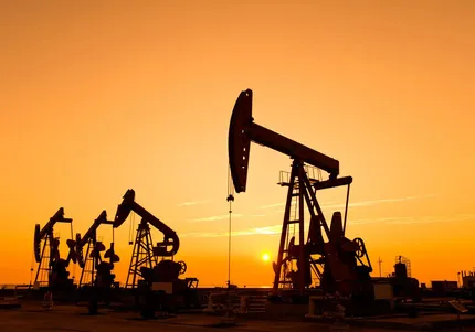Il petrolio scende: WTI a 100 dollari, Brent a 102 dopo correzione di mercato