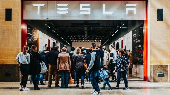 Patrimonio record di Elon Musk grazie al boom delle azioni Tesla, focus sui segnali scattati.