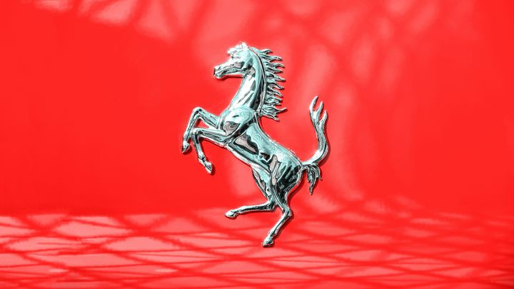 Ferrari accelera del +7% in tre sedute: il buyback continua e il titolo torna sopra le medie mobili